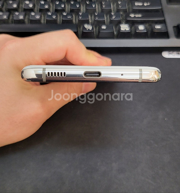 갤럭시S20플러스 화이트 256GB 무잔상 상태좋은 중고20만팝니다.--4